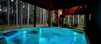 Luxury Couples Cabin w/Hot Tub/Secluded/Fireplaces/Firepit/Private
