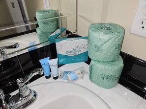 Towels, soap, toilet paper - Ocean villa just steps away from the pool and beach (Hilton Head Island)