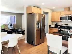 Fridge, microwave, oven, stovetop - The Idyllic cozy Place in Bellevue (Bellevue)