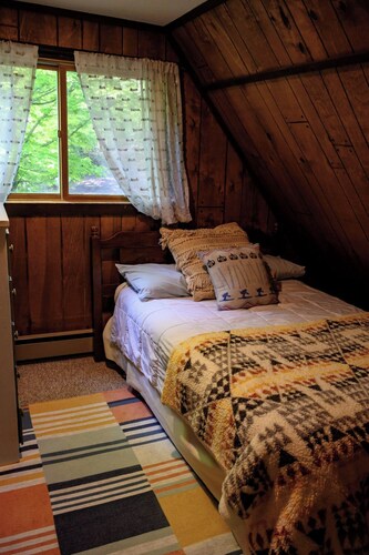  Ski Out Chalet at Whitecap Mountain w/ full wrap around deck Pet-Friendly