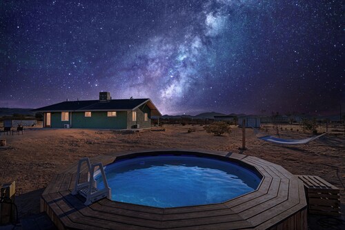 Private Joshua Tree Oasis - 2 BD 2 BTH - Pool, Spa, Fire Pit, Bocce Ball, BBQ