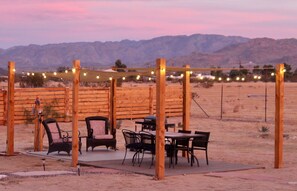 Outdoor dining - Private Joshua Tree Oasis - 2 BD 2 BTH - Pool, Spa, Fire Pit, Bocce Ball, BBQ (Joshua Tree)