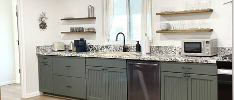 Coffee/tea maker, fridge, microwave, oven