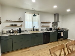 Geladeira, micro-ondas, fogão, cooktop