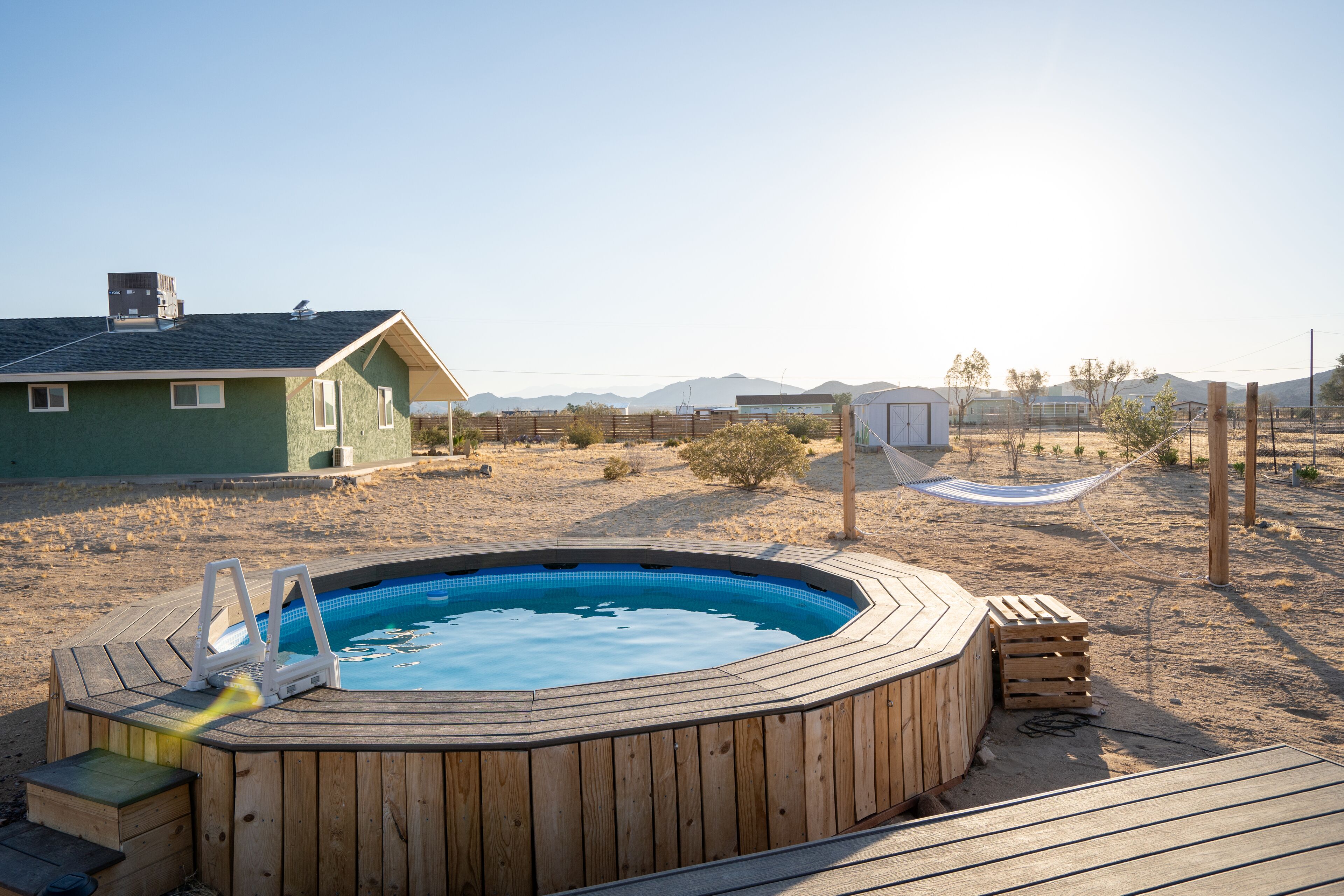 Utendørsbasseng og et oppvarmet basseng