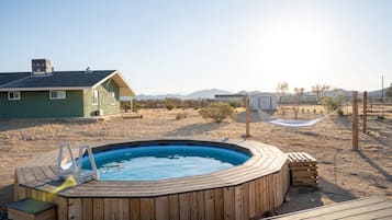 Utendørsbasseng og et oppvarmet basseng