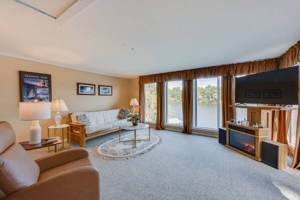 TV, fireplace, stereo