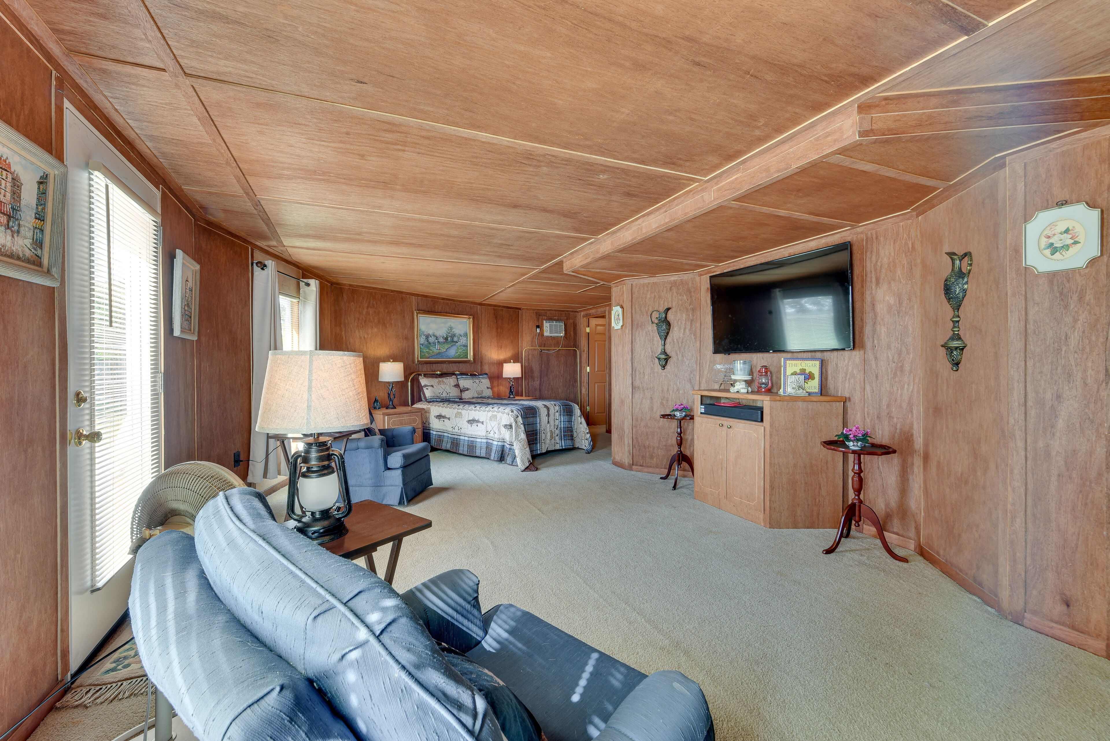 TV, fireplace, stereo