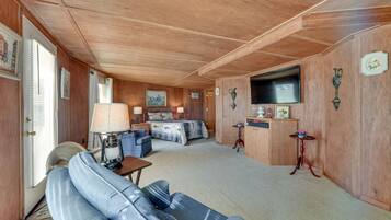 TV, fireplace, stereo