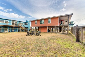 Outdoor dining - Steps to Surfside Beach: Home w/ Deck + Fire Pit! (Surfside Beach)