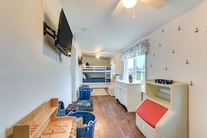 3 bedrooms, iron/ironing board, internet, bed sheets