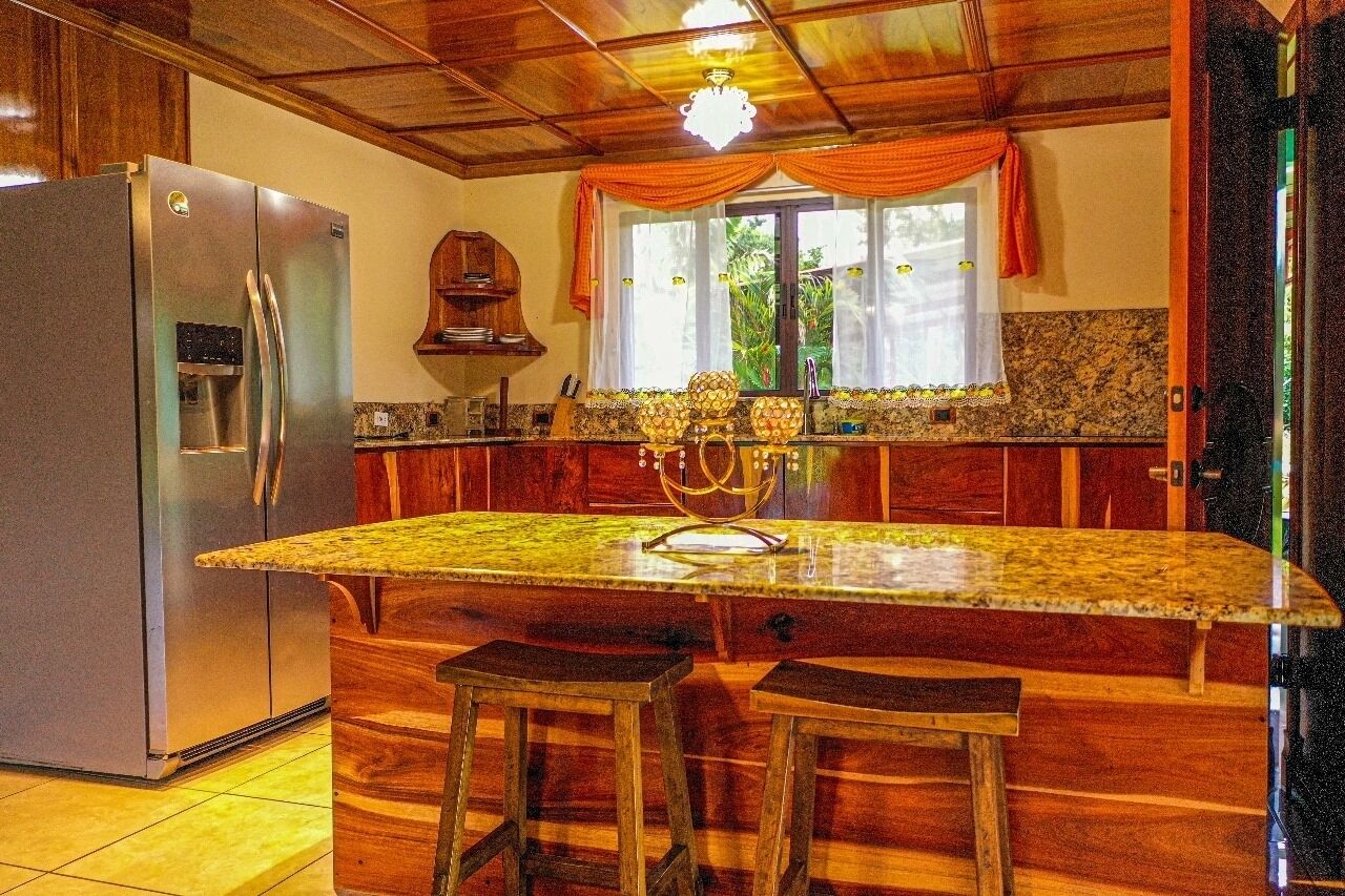 Réfrigérateur, micro-ondes, cafetière/bouilloire, bouilloire électrique