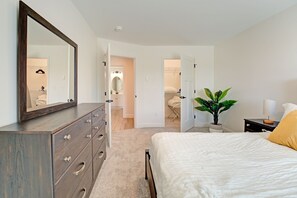 2 bedrooms, iron/ironing board, free WiFi, bed sheets - Rustic Charm Meets Modern Luxury: Stylish 2BR, 1BA Apartment (Auburn)