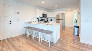 Frigorifero, microonde, forno, piano cottura