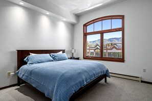 2 bedrooms, free WiFi, bed sheets, wheelchair access - Kestrel Corner, AC! Prime Downtown Location with 180 Degree Views! (Steamboat Springs)