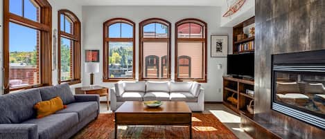 Televisión y chimenea