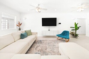 TV - Moonflower Villa: Luxe Oasis in Sunset Crest, Holetown (Sunset Crest)