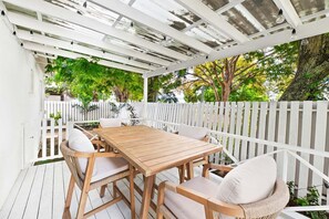 Outdoor dining - Moonflower Villa: Luxe Oasis in Sunset Crest, Holetown (Sunset Crest)
