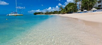 Moonflower Villa: Luxe Oasis in Sunset Crest, Holetown