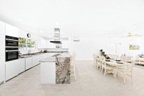 Coffee/tea maker, fridge, microwave, oven - Moonflower Villa: Luxe 3-bed Oasis on West Coast (Sunset Crest)