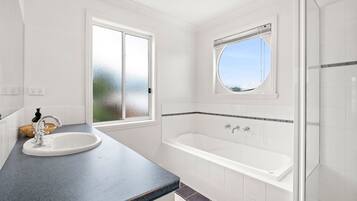 Bathtub, towels