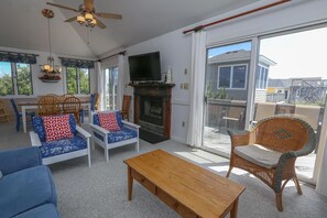 TV, peis, DVD-spiller og stereoanlegg