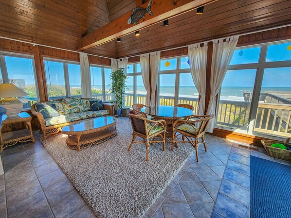 Een televisie, videogames, een tafeltennistafel en boeken