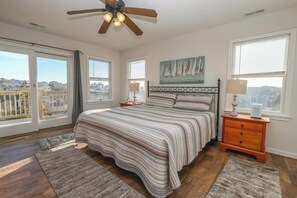 5 bedrooms, internet, bed sheets - “Hank's Hideaway” is a classic, coastal cottage, located just 341 yards to the beach! (Duck)