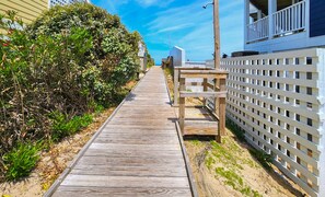 Terrace/patio - “Hank's Hideaway” is a classic, coastal cottage, located just 341 yards to the beach! (Duck)