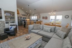 TV, fireplace, DVD player - “Hank's Hideaway” is a classic, coastal cottage, located just 341 yards to the beach! (Duck)
