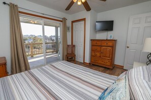 5 bedrooms, Internet, bed sheets - “Hank's Hideaway” is a classic, coastal cottage, located just 341 yards to the beach! (Duck)