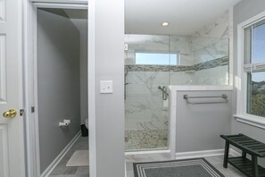 Shower, towels - “Hank's Hideaway” is a classic, coastal cottage, located just 341 yards to the beach! (Duck)