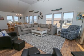 Televisión, chimenea y reproductor de DVD 