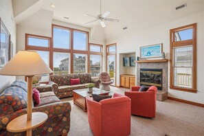 TV, lareira, DVD player, mesa de pingue-pongue