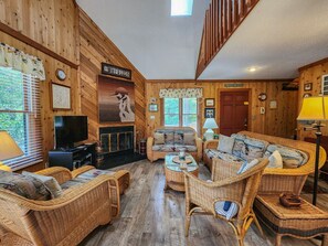 TV, DVD-spiller, fotballspill og stereoanlegg