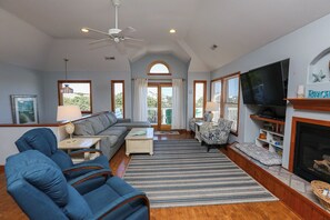 Fernseher, DVD-Player, Tischfußball