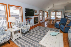 Fernseher, DVD-Player, Tischfußball