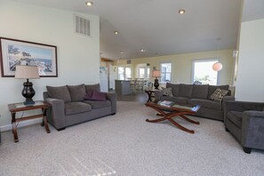 TV, DVD player, books, stereo - Sea Breezes - Fun Awaits At This Oceanside Home w/Private Pool (Duck)