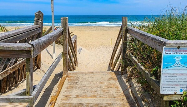 Beach nearby - Sea Breezes - Fun is just around the corner with this wonderful OBX home! (Duck)