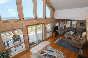 Télévision, lecteur de DVD, livres, chaîne hi-fi