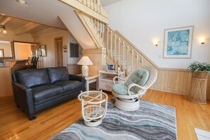 TV, DVD player, books, stereo - Carolina Dreamin' - Oceanfront 5 BR Home with community pool - Dogs Allowed (Duck)