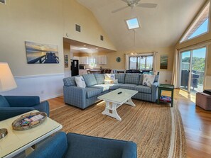 Een televisie, een open haard en een stereo