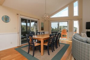 Dining - “Surf & Sound” is the best of both worlds! Just steps away from the beach and Sound! (Duck)