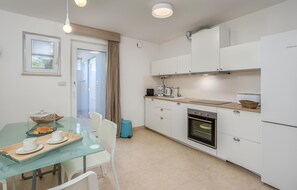 Fridge, oven, dishwasher, coffee/tea maker