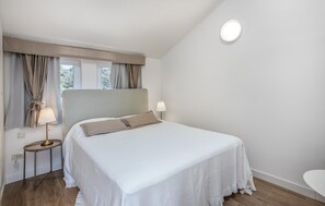 3 habitaciones, tabla de planchar con plancha y cuna de viaje 