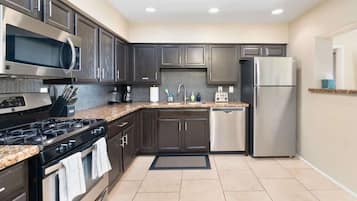 Refrigerador, microondas, horno y parrilla de estufa