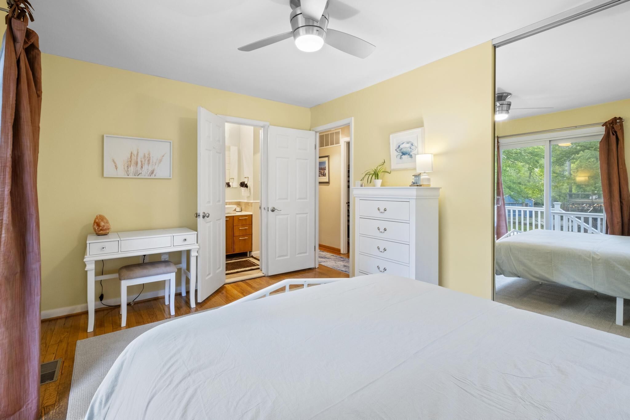 5 bedrooms, iron/ironing board, WiFi, bed sheets