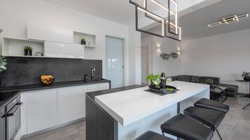 Fridge, oven, dishwasher, coffee/tea maker