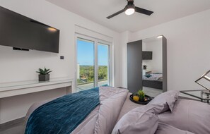 4 bedrooms, in-room safe, iron/ironing board, free WiFi