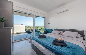 4 bedrooms, in-room safe, iron/ironing board, free WiFi